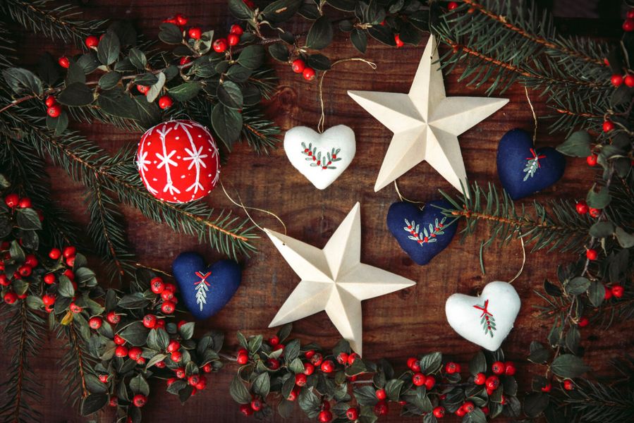 Sm&aring; h&aring;ndbroderte hjerter