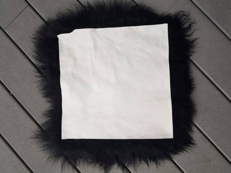 Sittelapper i brunsort 37 x 37 cm