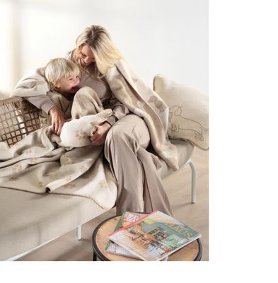 Hovedbilde Potetrykk beige. We love dogs pledd, i deilig ...