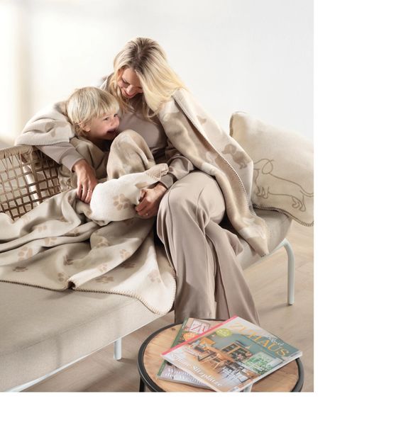 Potetrykk beige. We love dogs pledd, i deilig bomull/ syntet kvalitet